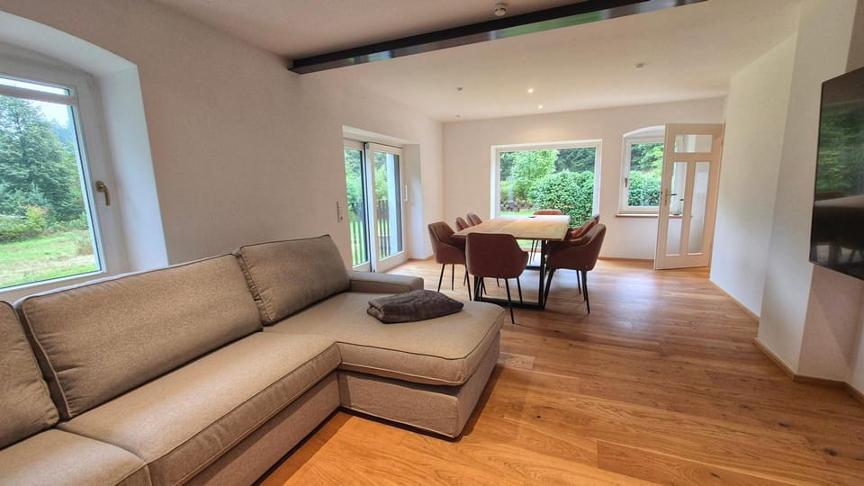 TV and multimedia, Living room, Seating area, Dining area
