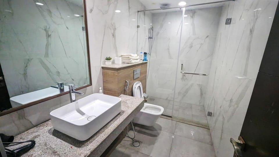 Shower, Toilet, towels