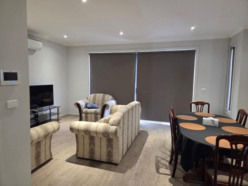 Spacious n comfortable modern family home near Train Station with free wifi u1 Apartment in Melbourne