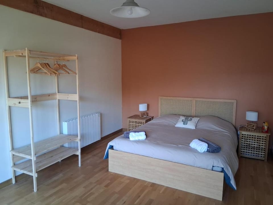 Photo of the whole room, Bedroom, wardrobe