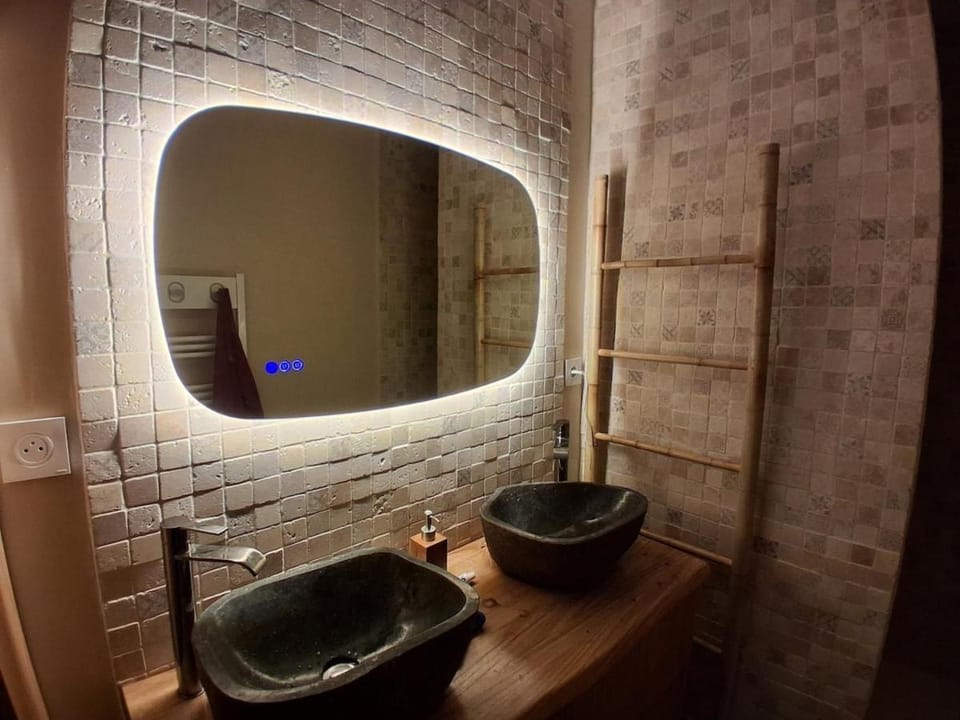 Chambres d'hôtes à l'ombre du tamaris Bed and Breakfast in Auvergne-Rhône-Alpes