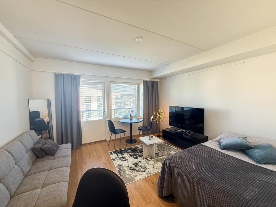 Communal lounge/ TV room, Bed, TV and multimedia, Living room, Photo of the whole room, Seating area, Evening entertainment, Bedroom