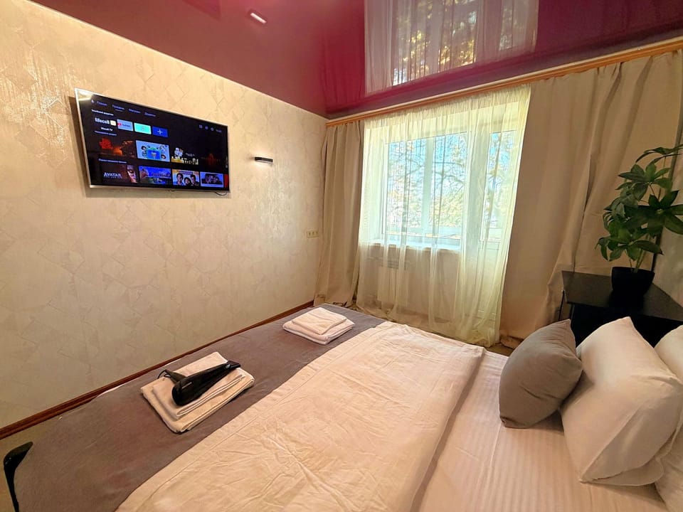 Bed, TV and multimedia, Photo of the whole room, Bedroom, hair dryier, towels