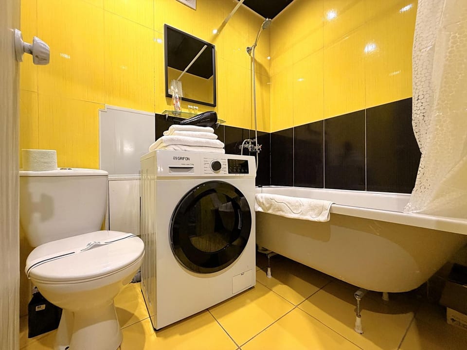 Toilet, Bathroom, Bath, towels, washing machine, dryer