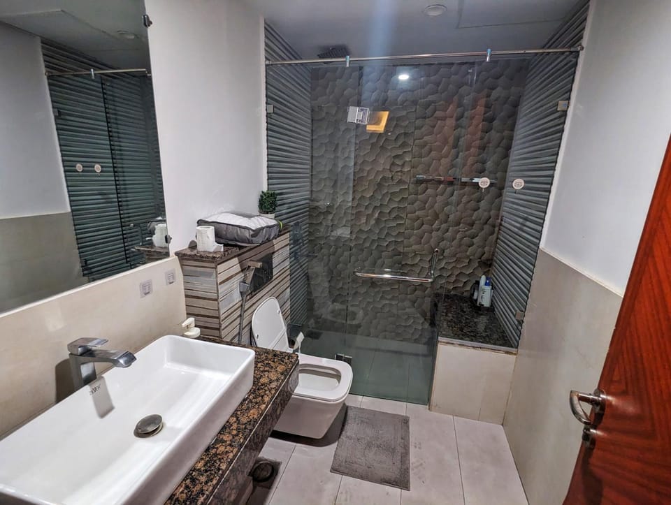 Shower, Toilet, Bathroom, Bath, towels