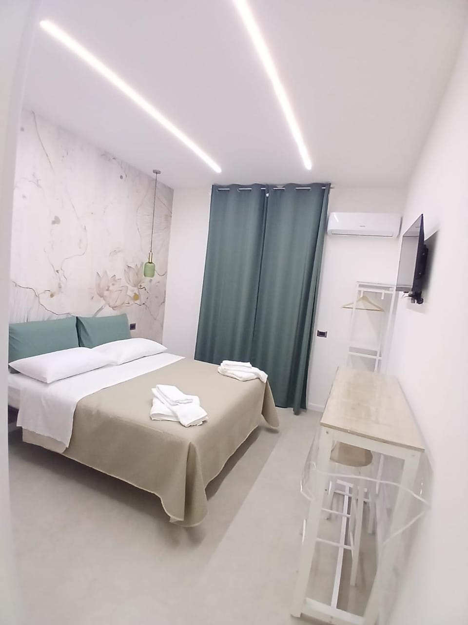 Bed, Photo of the whole room