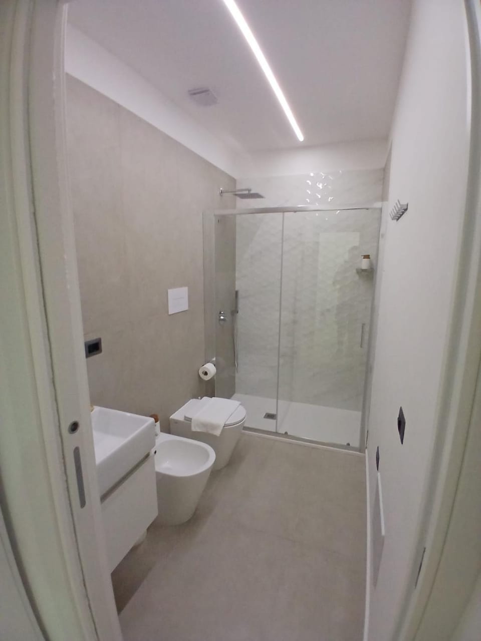Shower, Toilet