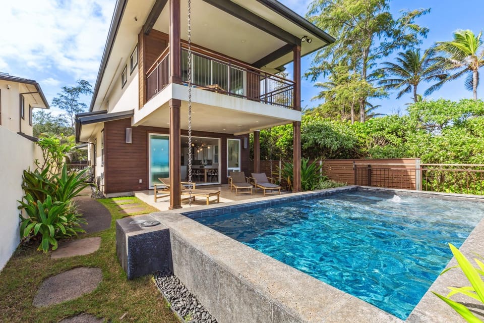 Majestic Mahakea Oceanfront Oasis House in Hauula