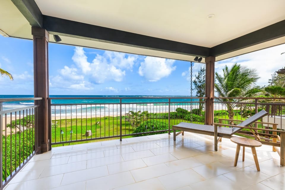 Majestic Mahakea Oceanfront Oasis House in Hauula