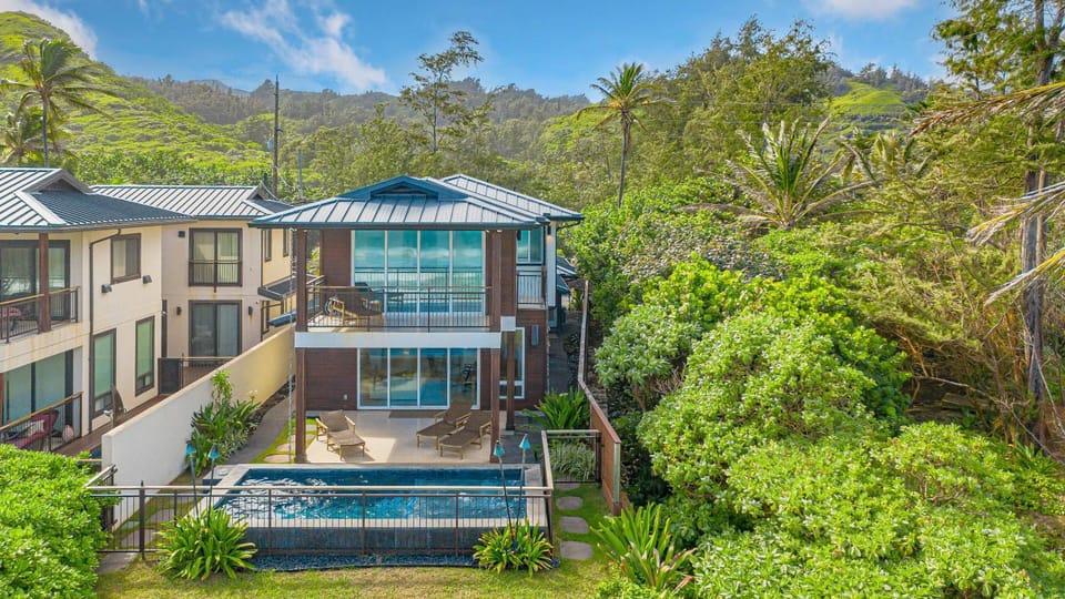 Majestic Mahakea Oceanfront Oasis House in Hauula
