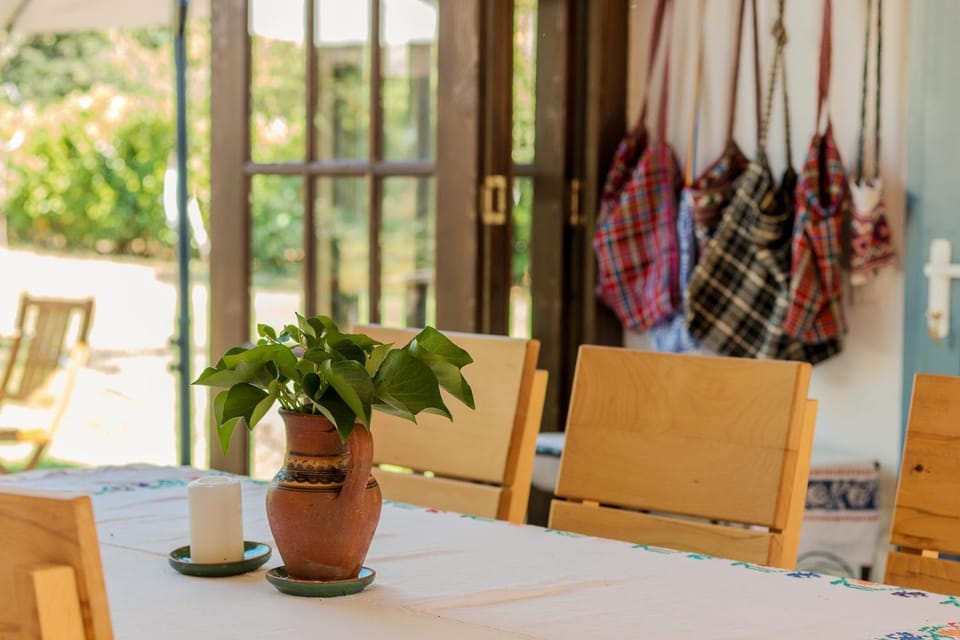 Seating area, Dining area