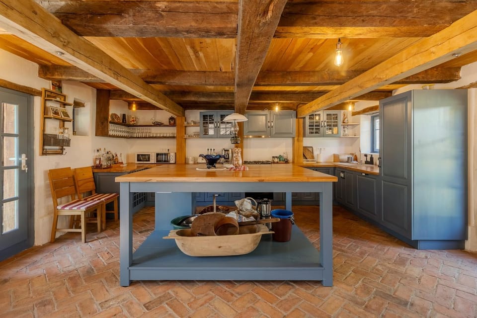 Coffee/tea facilities, Kitchen or kitchenette, microwave, stove