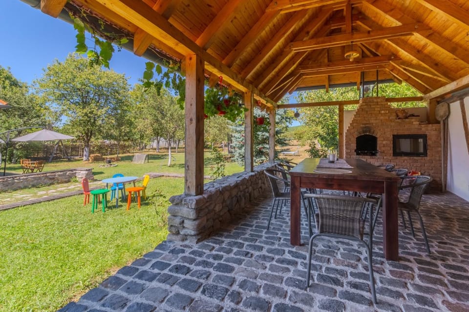 Patio, Spring, Day, BBQ facilities, Balcony/Terrace, Dining area, Garden view