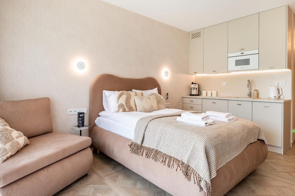 Bed, Kitchen or kitchenette, Bedroom