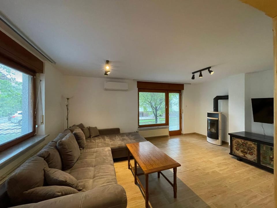 TV and multimedia, Living room, Seating area, Evening entertainment