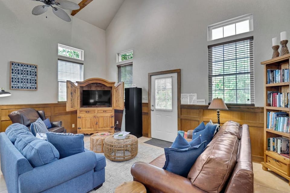 Cozy Cottage Walkable to Main Private Hot Tub House in Fredericksburg