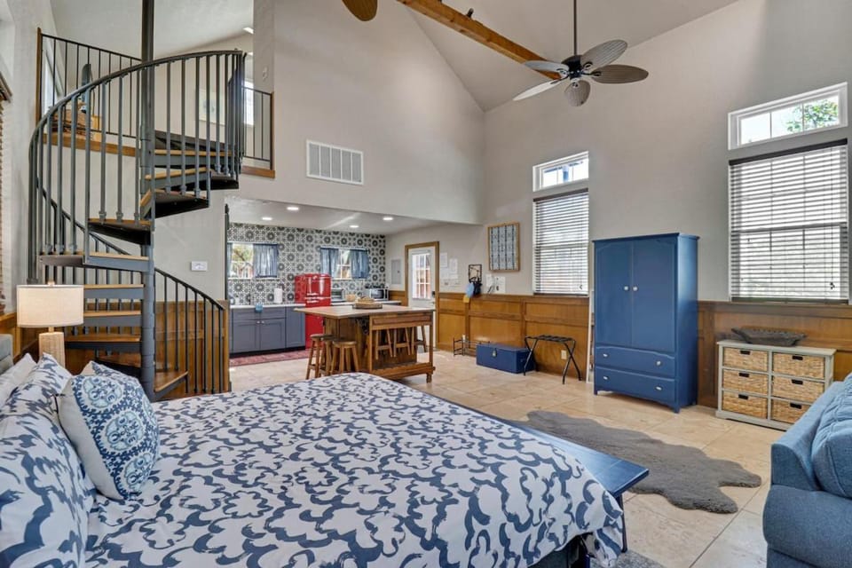 Cozy Cottage Walkable to Main Private Hot Tub House in Fredericksburg