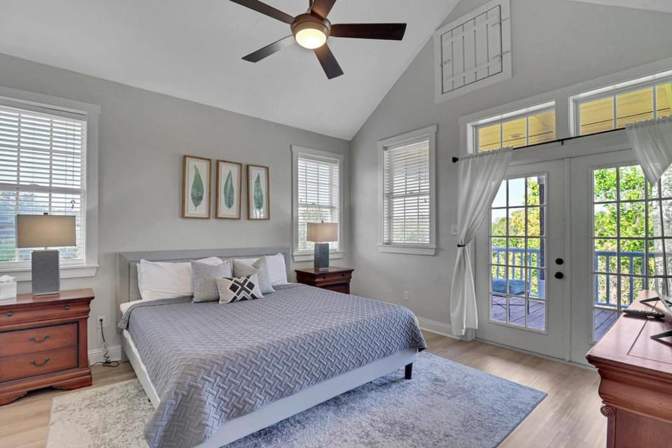 Creek Haus Walkable to Main Hot Tub Pet Friendly House in Fredericksburg