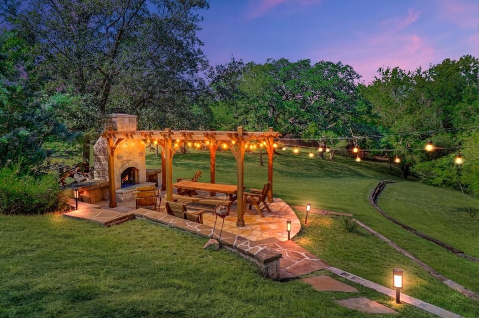 Creek Haus Walkable to Main Hot Tub Pet Friendly House in Fredericksburg