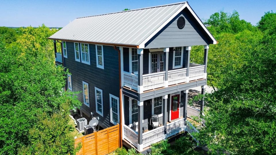 Creek Haus Walkable to Main Hot Tub Pet Friendly House in Fredericksburg