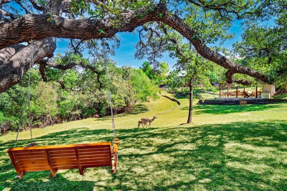 Creek Haus Walkable to Main Hot Tub Pet Friendly House in Fredericksburg