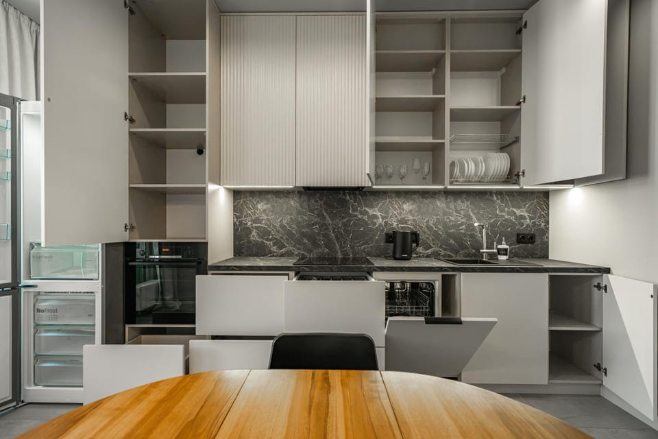 Dining area, dishwasher, microwave, oven, pet friendly, stove