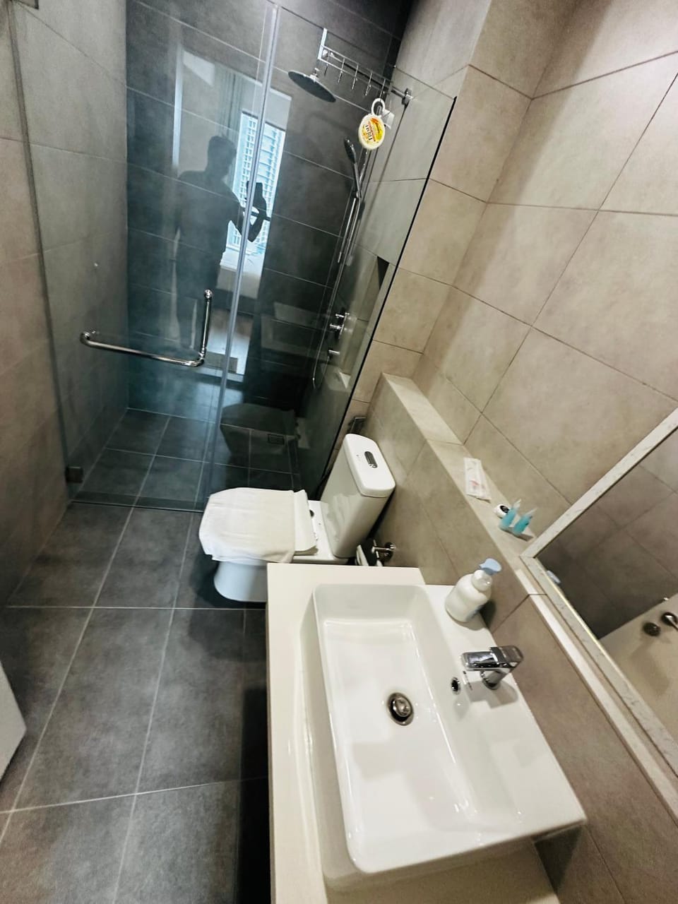 Shower, Toilet, Bathroom, towels