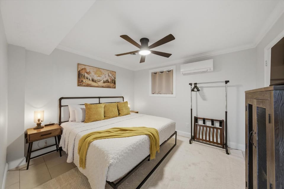 Bed, Photo of the whole room, Bedroom, air conditioner