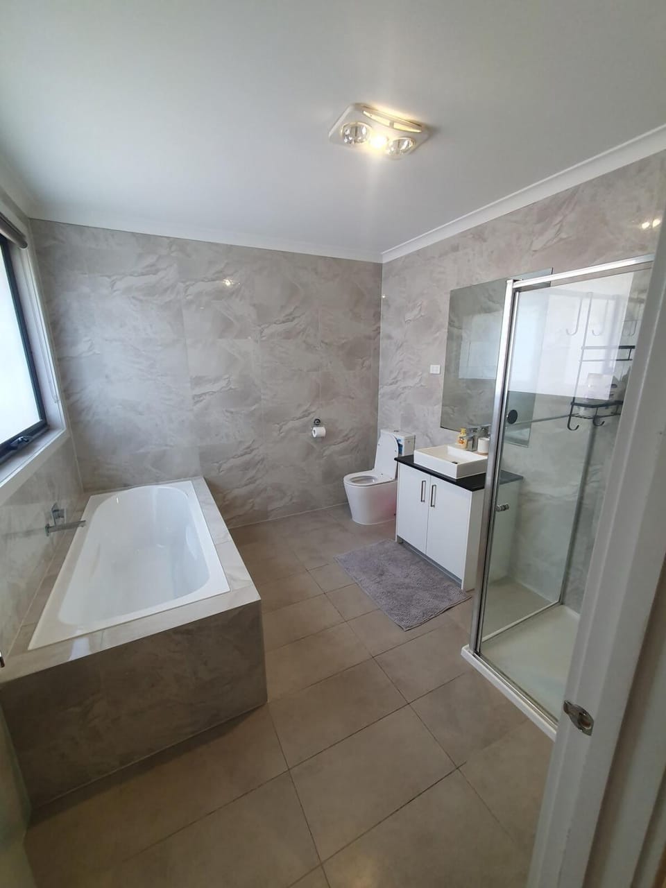 Spacious n comfortable modern family home near Train Station with free wifi u4 Apartment in Melbourne