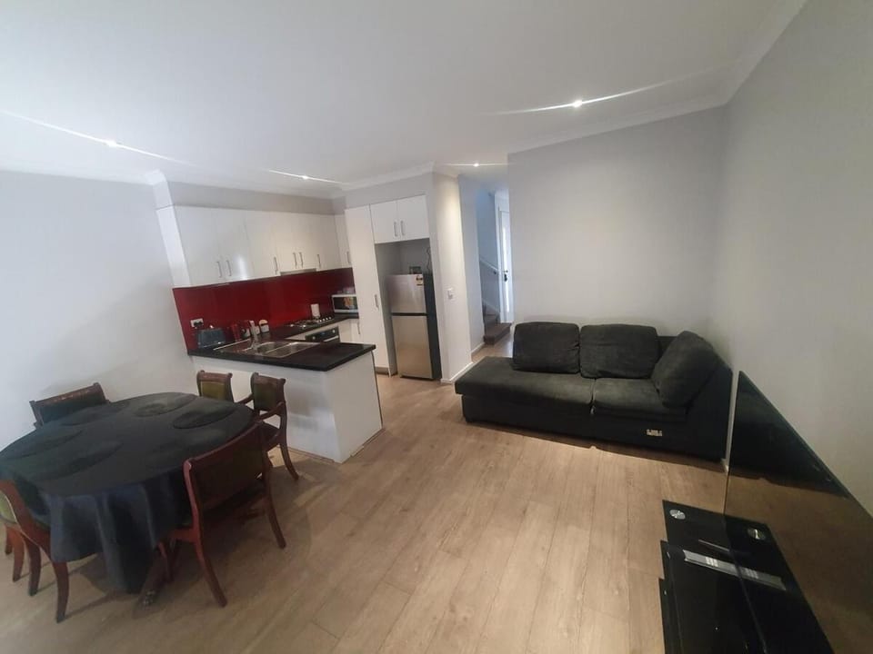 Spacious n comfortable modern family home near Train Station with free wifi u4 Apartment in Melbourne