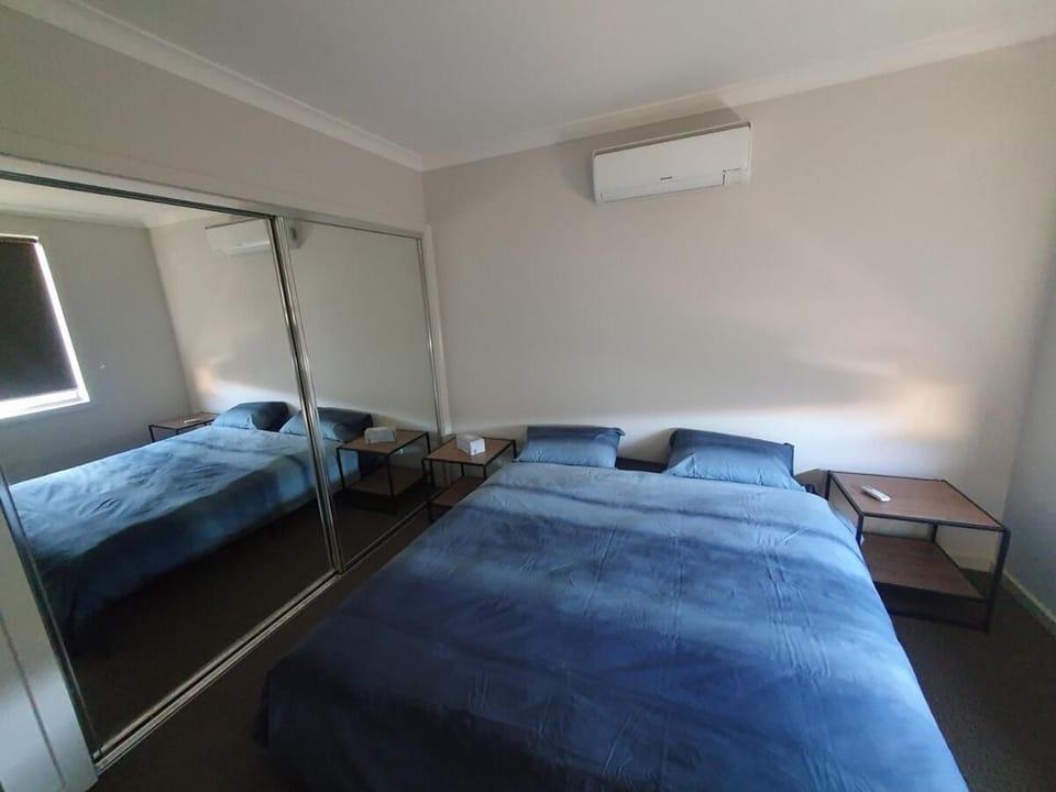 Spacious n comfortable modern family home near Train Station with free wifi u4 Apartment in Melbourne