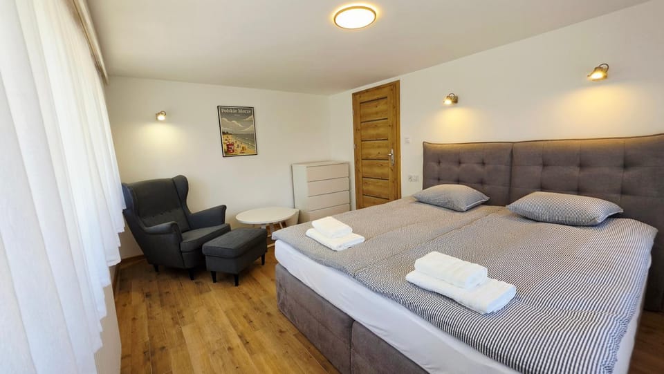 Bed, Photo of the whole room, Bedroom, towels