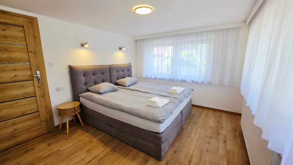 Bed, Photo of the whole room, Bedroom, towels