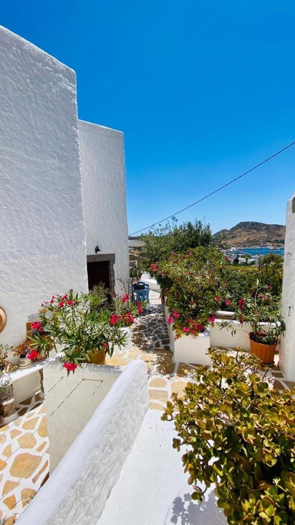Maison perchée coeur de l'ile vue mer plage à 190m House in Decentralized Administration of the Aegean