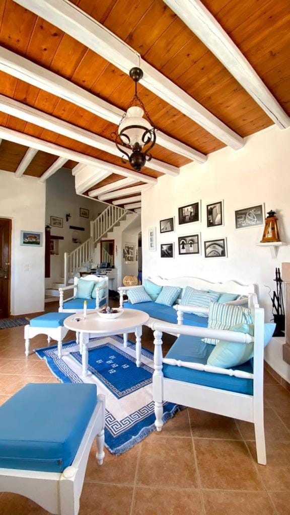 Maison perchée coeur de l'ile vue mer plage à 190m House in Decentralized Administration of the Aegean
