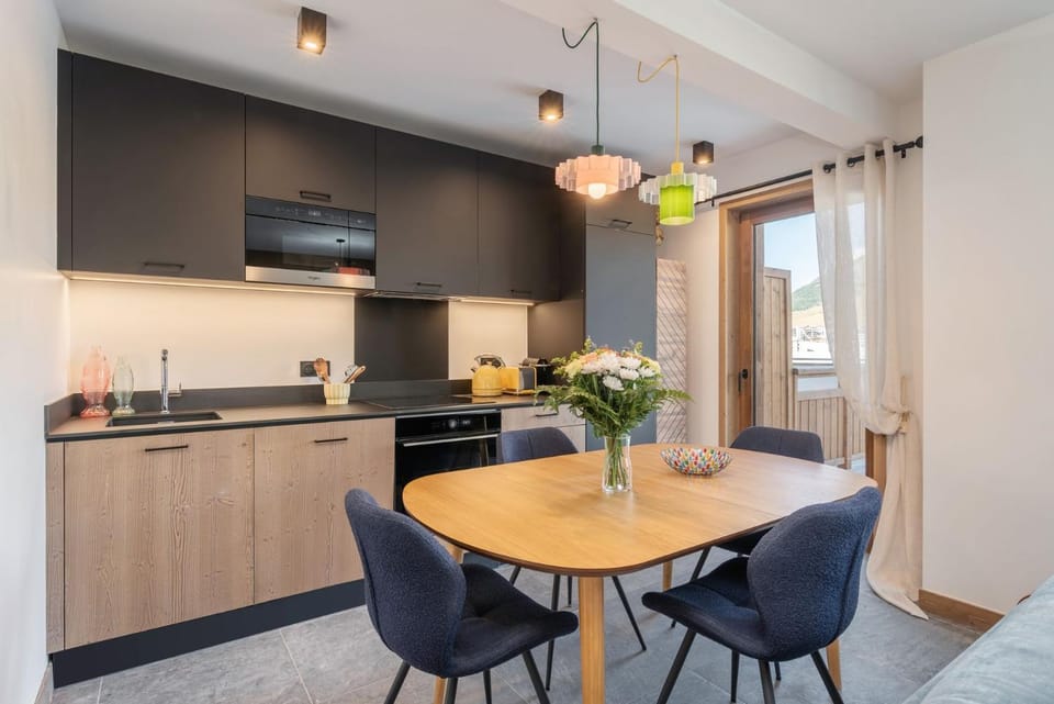 Kitchen or kitchenette, Dining area, dishwasher, oven, stove