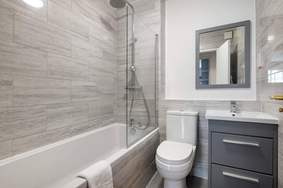 Shower, Toilet, Bathroom, Bath, towels