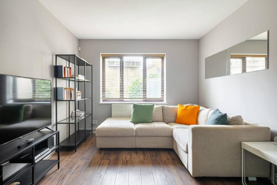 Communal lounge/ TV room, TV and multimedia, Living room, Seating area, Evening entertainment