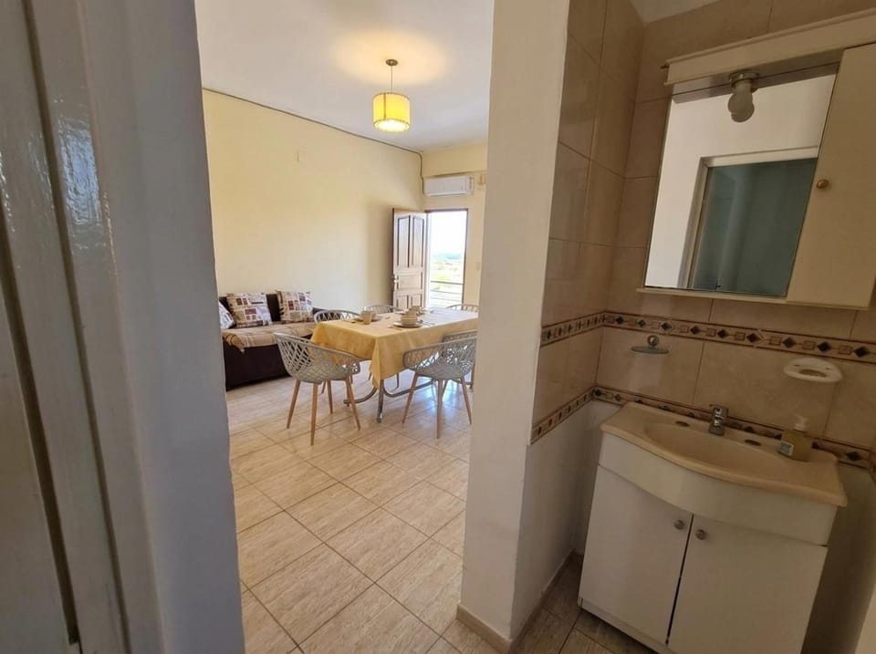 Bathroom, Kitchen or kitchenette, Dining area