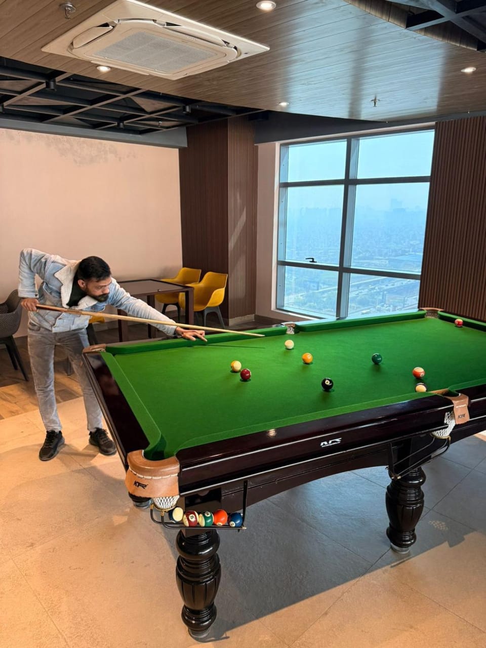Luxury Couple Friendly Studio Gaur City Noida Apartment in Noida