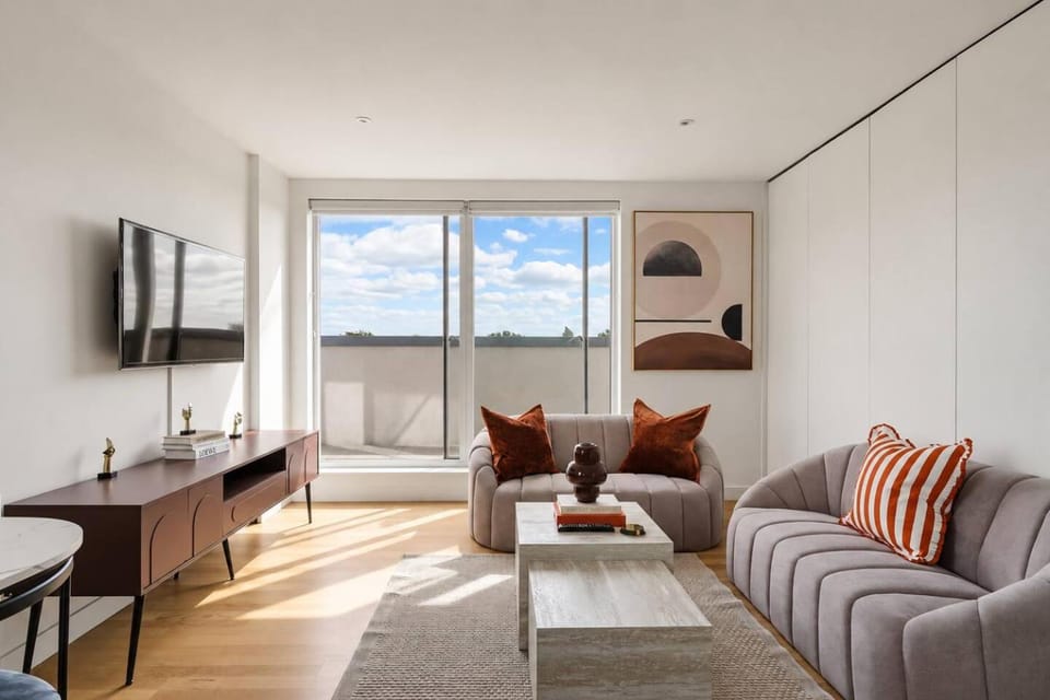 TV and multimedia, Living room, Seating area, Evening entertainment