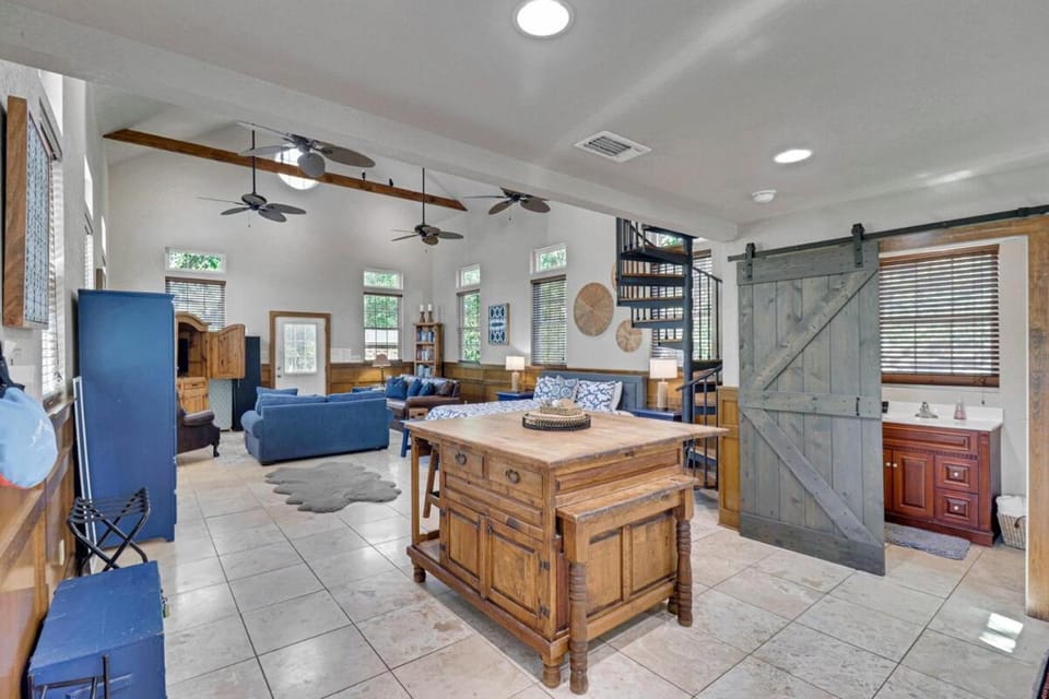 Main St Retreat 2 Homes 2 Hot Tubs On 1 Acres Sleeps 12 House in Fredericksburg