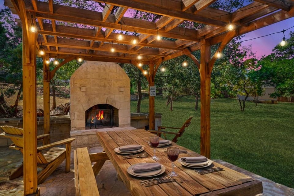 Main St Retreat 2 Homes 2 Hot Tubs On 1 Acres Sleeps 12 House in Fredericksburg