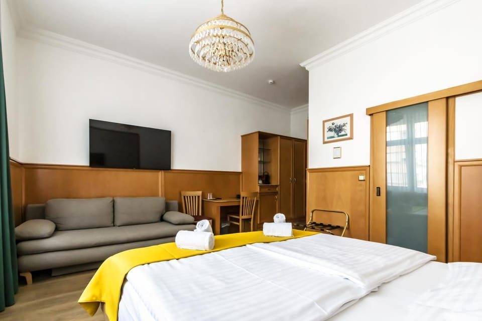 TV and multimedia, Coffee/tea facilities, Seating area, wardrobe