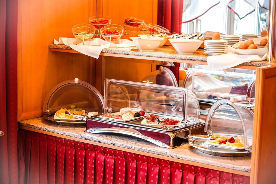 Restaurant/places to eat, Buffet breakfast