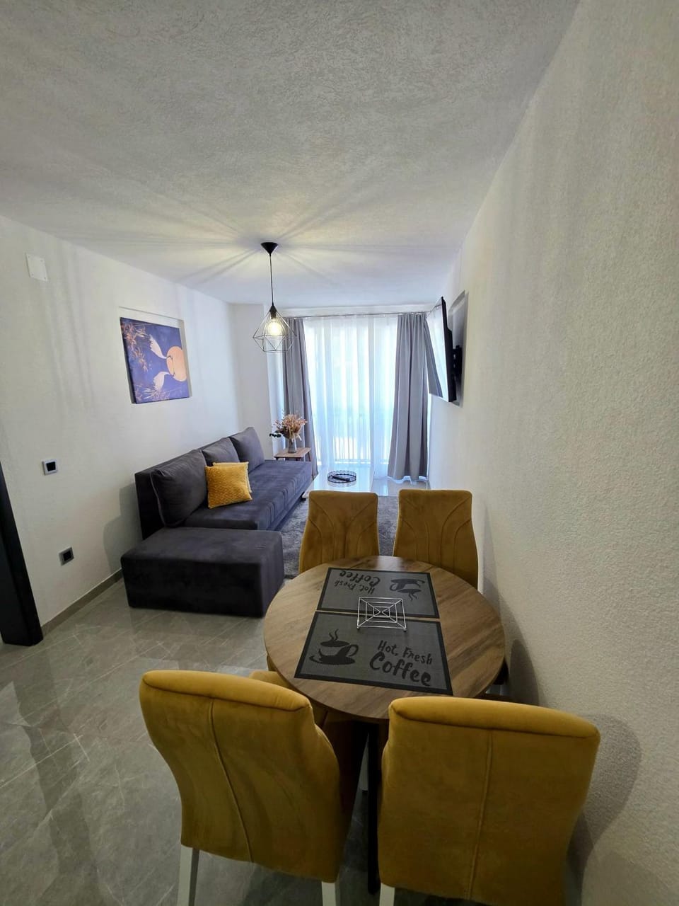 TV and multimedia, Living room, Seating area, Dining area