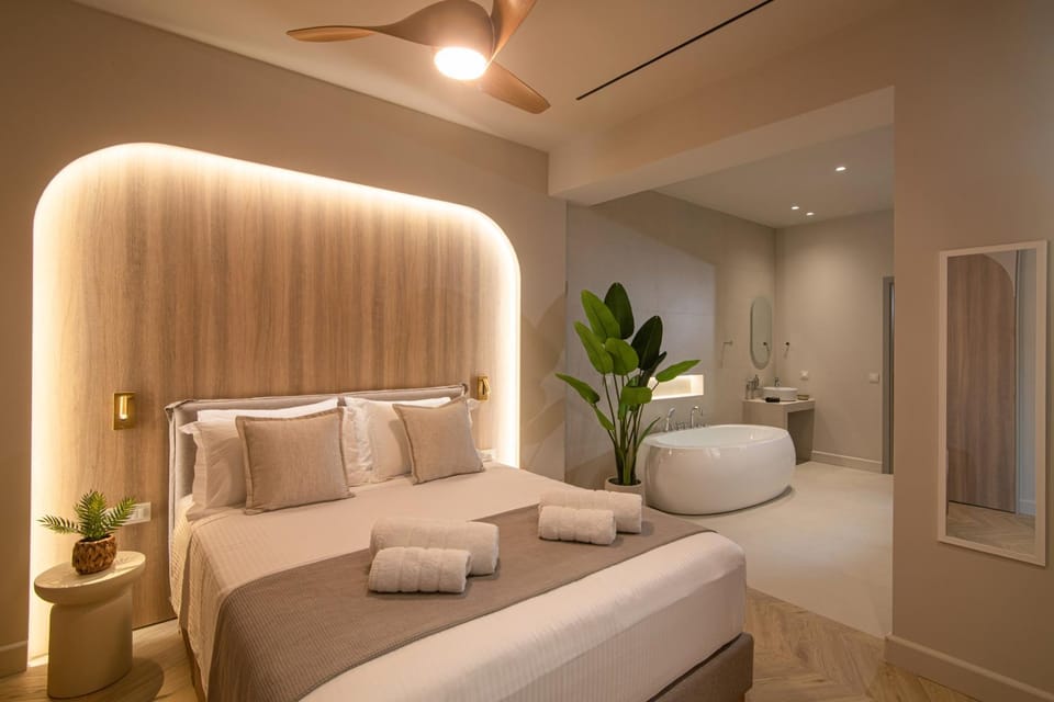 Photo of the whole room, Bedroom, Bath