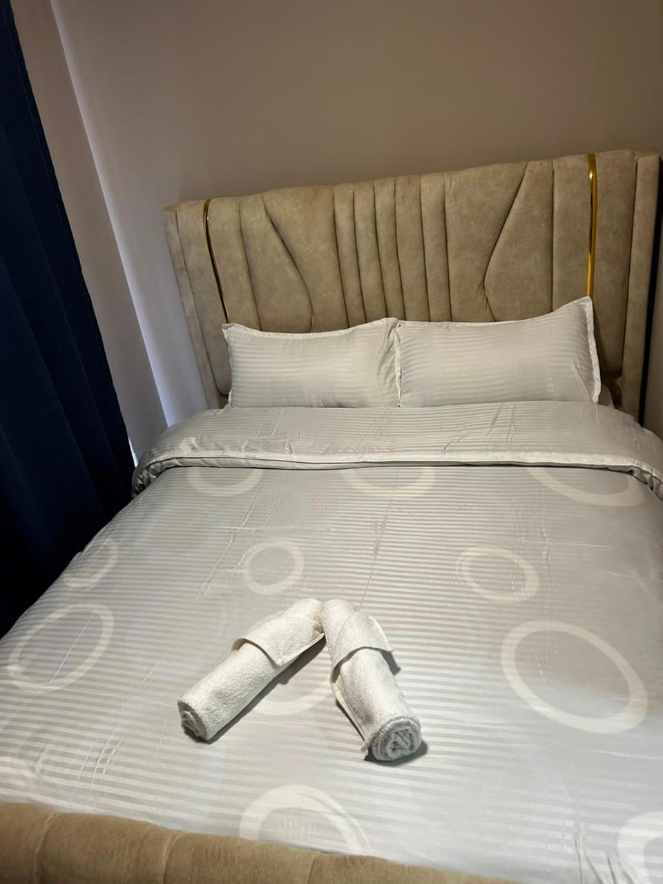 Bed, Bedroom, towels