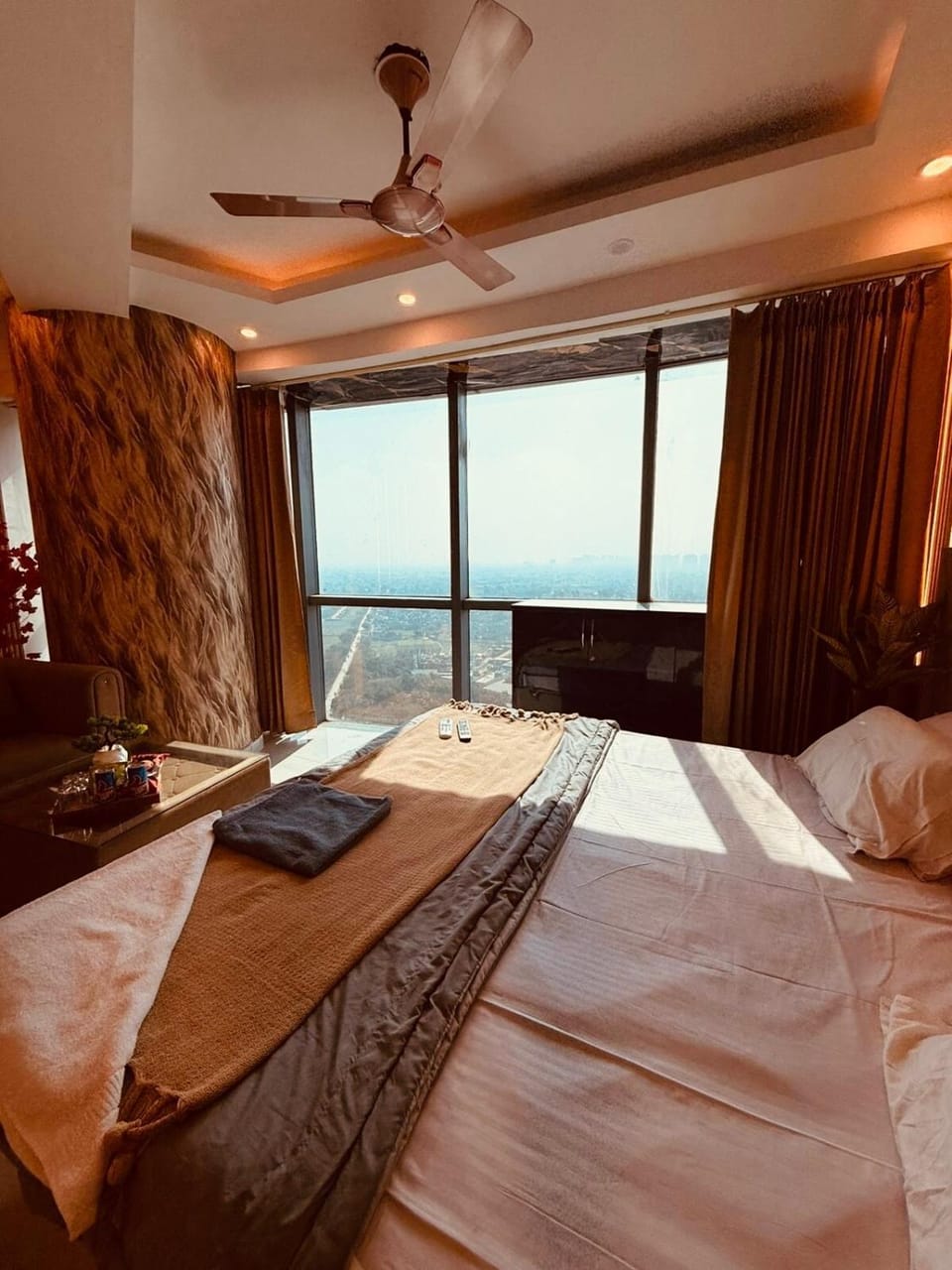 Luxury Jacuzzi Studio -Couple Friendly- Noida Apartment in Noida