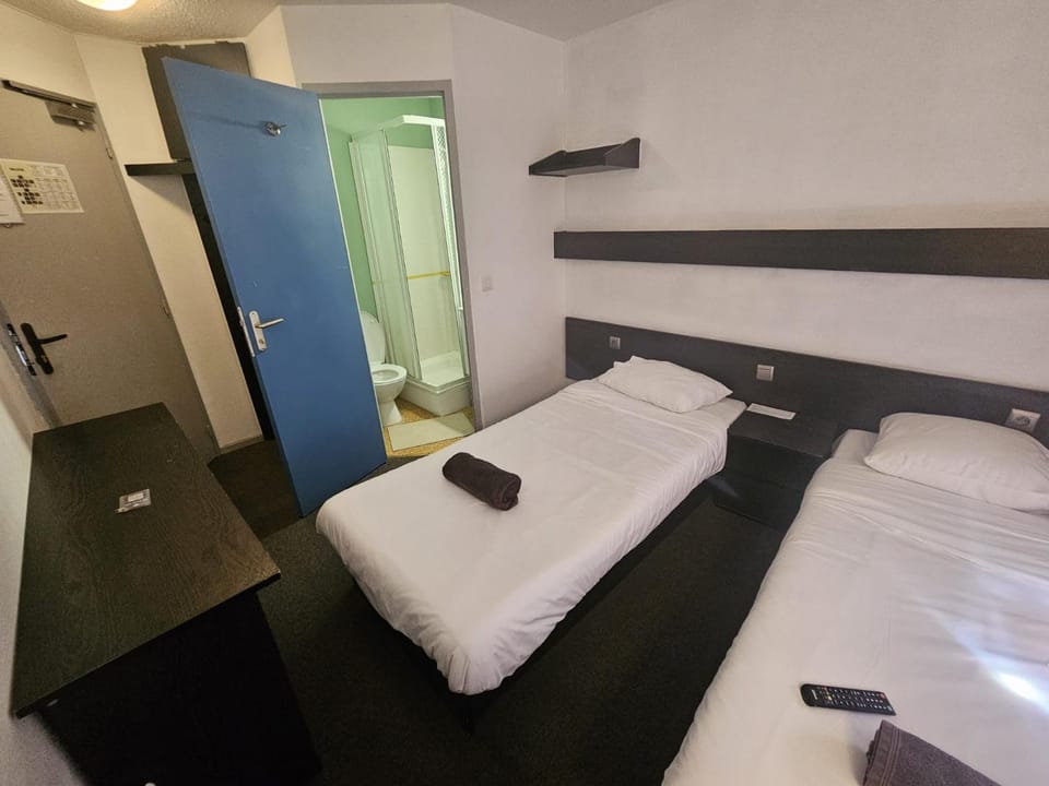 Shower, Toilet, Bed, Bathroom, Photo of the whole room, wardrobe